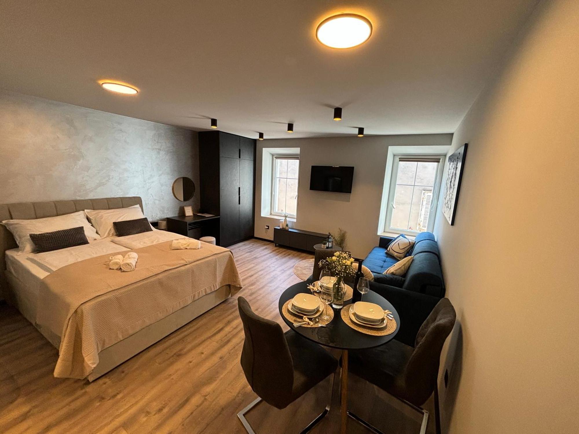 Studio Apartman Versi Old Town Zadar Exteriör bild